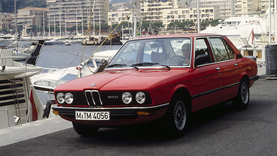 BMW 520 (E12) tročetvrtinski prednji prikaz parkiranog vozila BMW 520 (E12) tročetvrtinski prednji prikaz parkiranog vozila