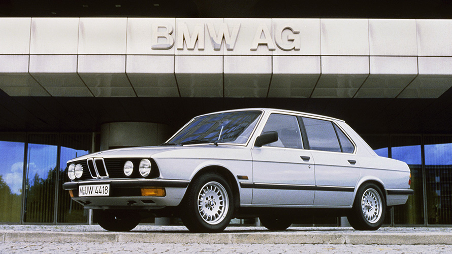 BMW Serije 5 Sedan (E28) tročetvrtinski bočni prikaz parkiranog vozila BMW Serije 5 Sedan (E28) tročetvrtinski bočni prikaz parkiranog vozila