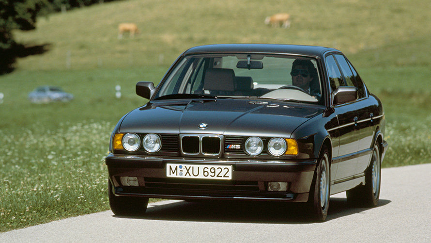 BMW M Sedan (E34) tročetvrtinski prednji prikaz vozila u toku vožnje BMW M Sedan (E34) tročetvrtinski prednji prikaz vozila u toku vožnje