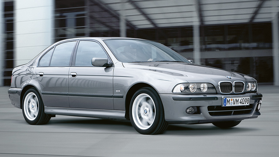 BMW Serije 5 Sedan (E39) tročetvrtinski bočni prikaz vozila u toku vožnje BMW Serije 5 Sedan (E39) tročetvrtinski bočni prikaz vozila u toku vožnje