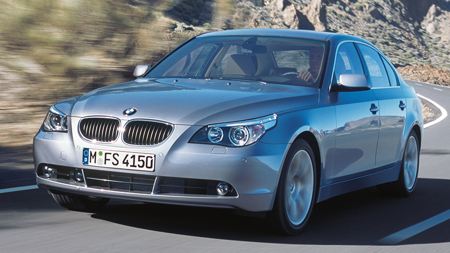 BMW Serije 5 Sedan (E60) tročetvrtinski prednji prikaz vozila u toku vožnje BMW Serije 5 Sedan (E60) tročetvrtinski prednji prikaz vozila u toku vožnje
