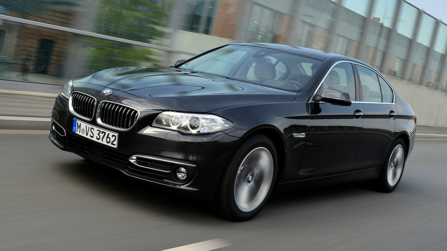 BMW 518d Sedan (F10 LCI) tročetvrtinski bočni prikaz vozila u toku vožnje BMW 518d Sedan (F10 LCI) tročetvrtinski bočni prikaz vozila u toku vožnje