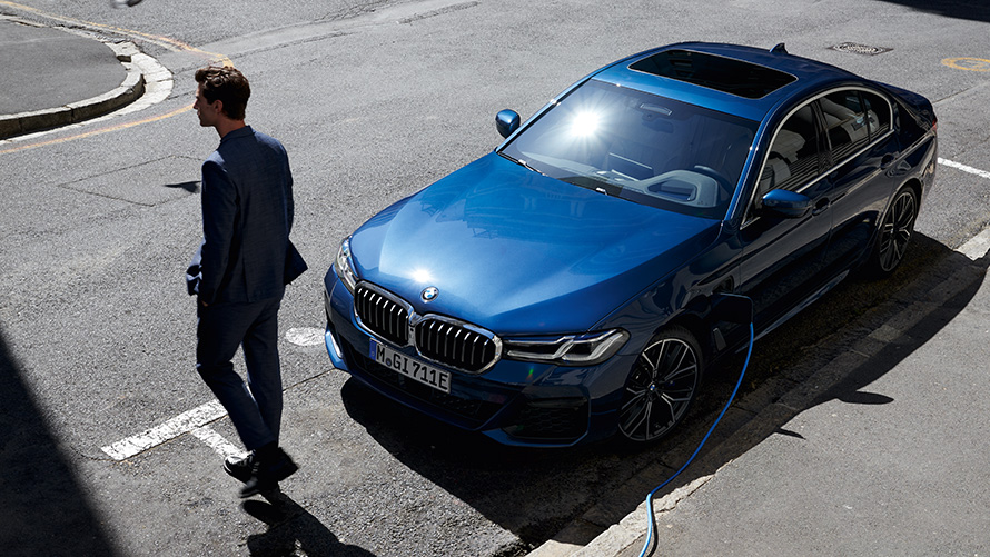 BMW 530e Sedan (G30) tročetvrtinski prednji prikaz vozila u toku punjenja BMW 530e Sedan (G30) tročetvrtinski prednji prikaz vozila u toku punjenja