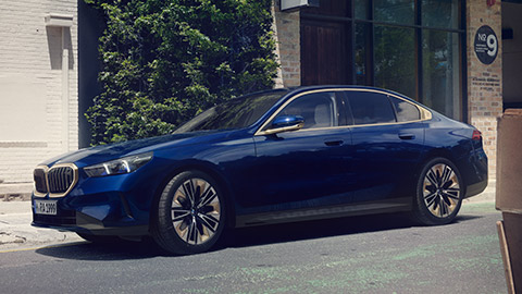 BMW Serije 5 Sedan (G30) tročetvrtinski bočni prikaz vozila u toku vožnje