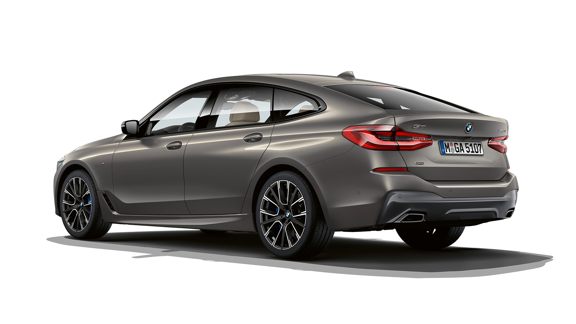Pozadina vozila BMW Serije 6 Gran Turismo M Sport paket G32 2020 BMW Serije 6 Gran Turismo G32 640i xDrive 2020 M Sport paket Bernina Grey Amber Effect tročetvrtinski pogled otpozadi
