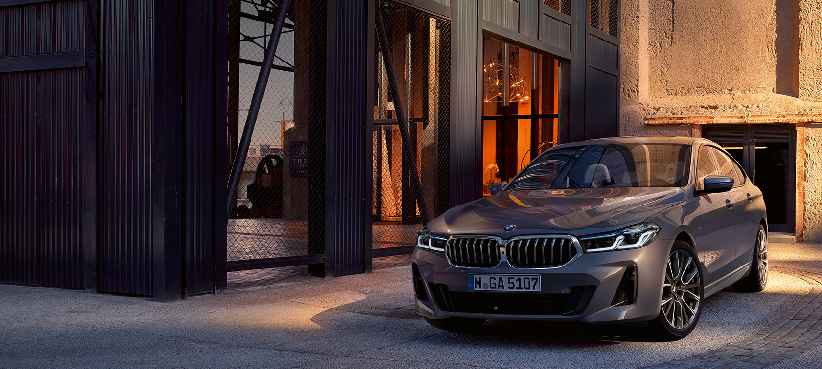 BMW Serije 6 Gran Turismo G32 2020 BMW Serije 6 Gran Turismo 640i xDrive G32 2020 Bernina Grey u tročetvrtinskom anfasu u hali