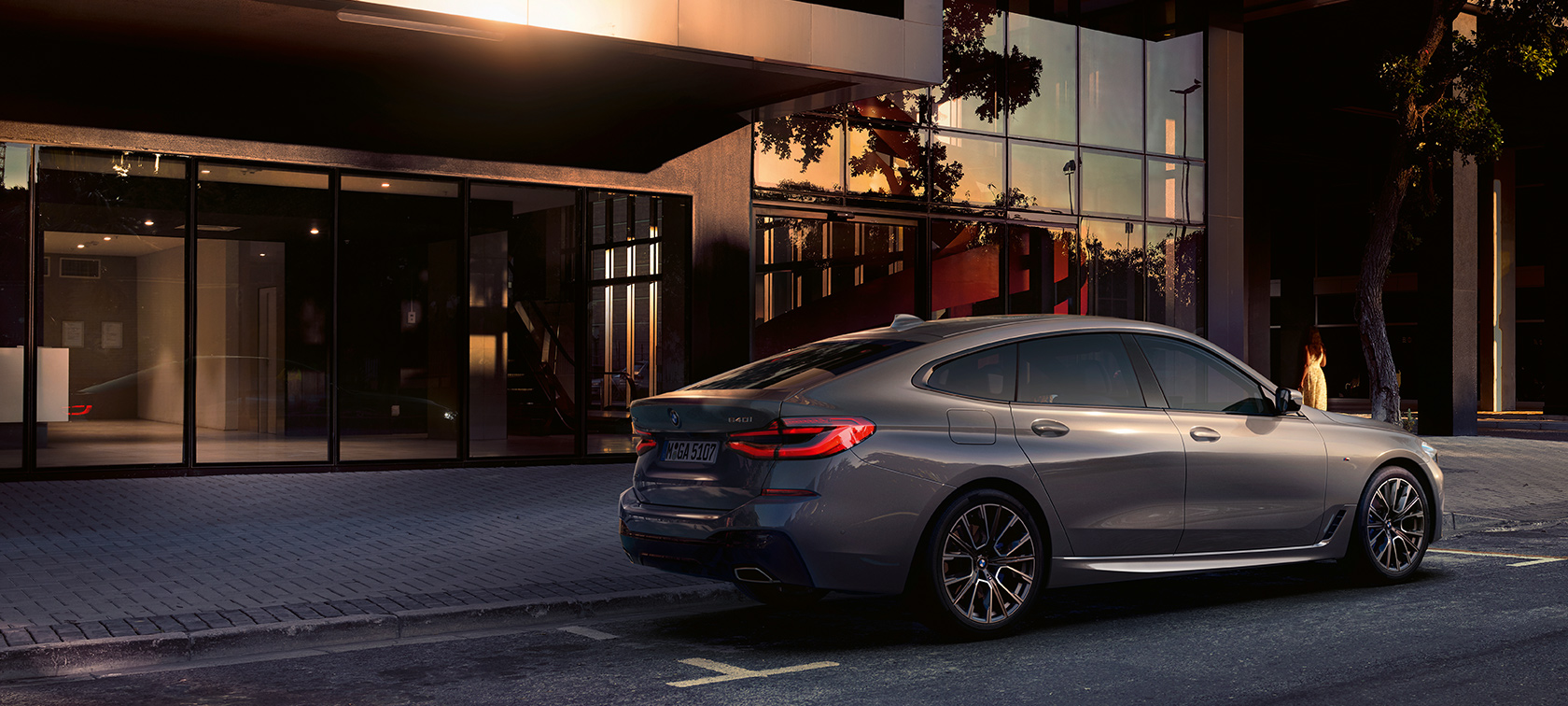BMW Serije 6 Gran Turismo G32 2020 BMW Serije 6 Gran Turismo 640i xDrive G32 2020 Bernina Grey profil otpozadi, parkiran ispred zgrade
