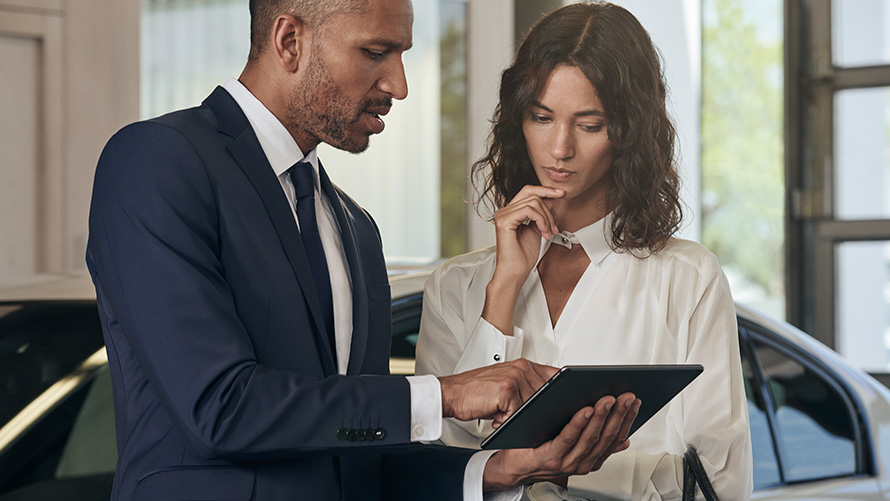 Zaposleni u BMW-u savetuje kupca