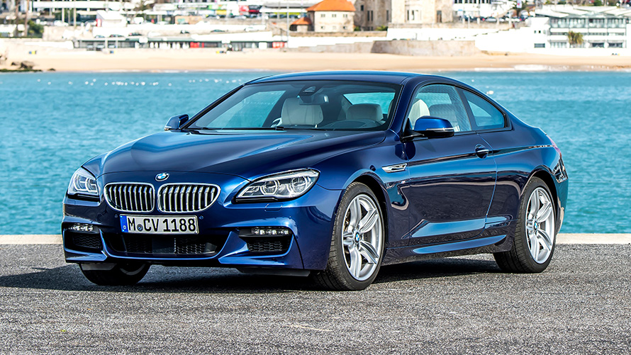 BMW Serije 6 (F13) tročetvrtinki prednji prikaz vozila pored plaže BMW Serije 6 (F13) tročetvrtinki prednji prikaz vozila pored plaže