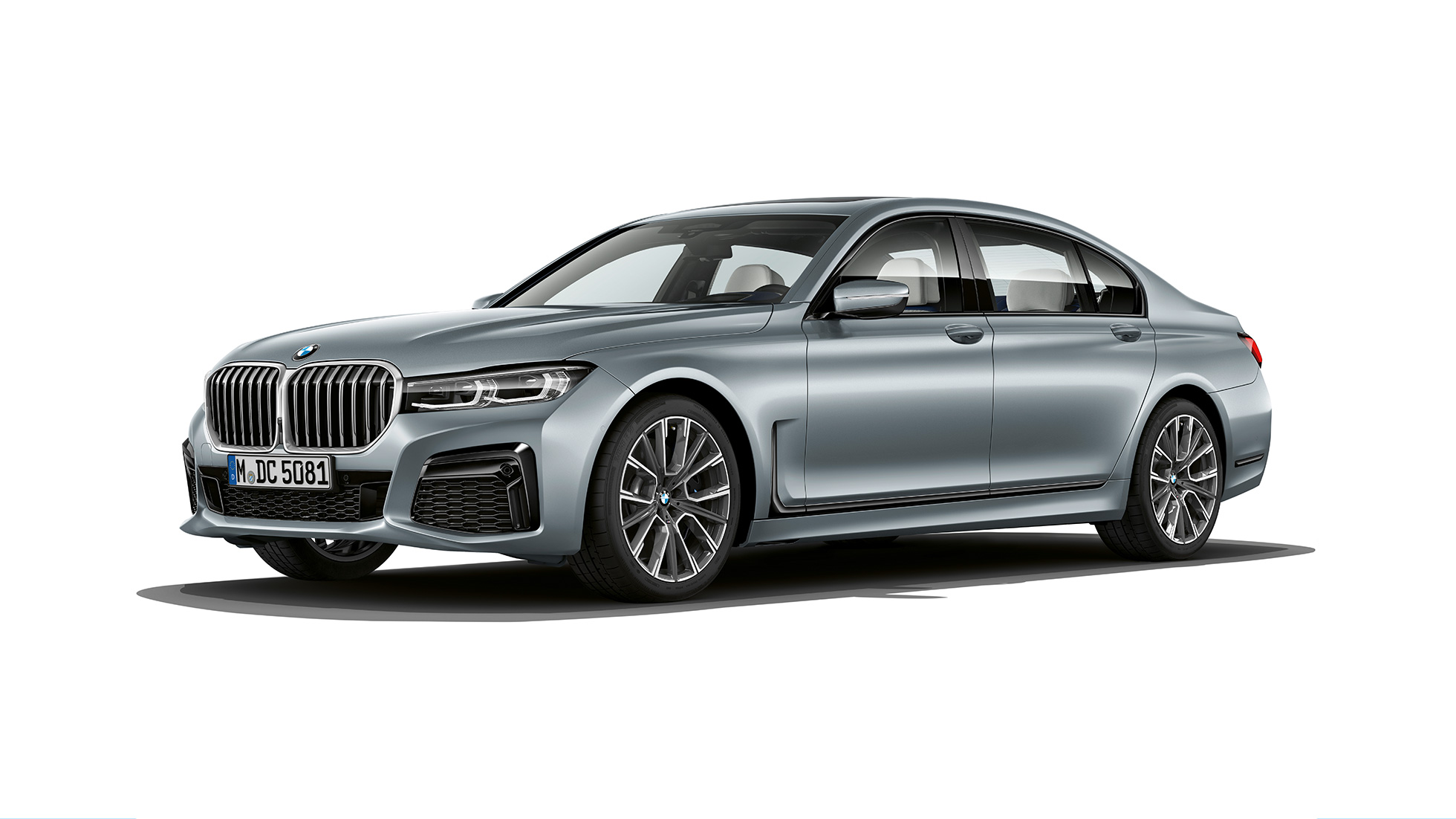 BMW Serije 7 Sedan M Sport paket, tročetvrtinski pogled spreda Sivi BMW Serije 7 Sedan M Sport paket u tročetvrtinskom pogledu spreda