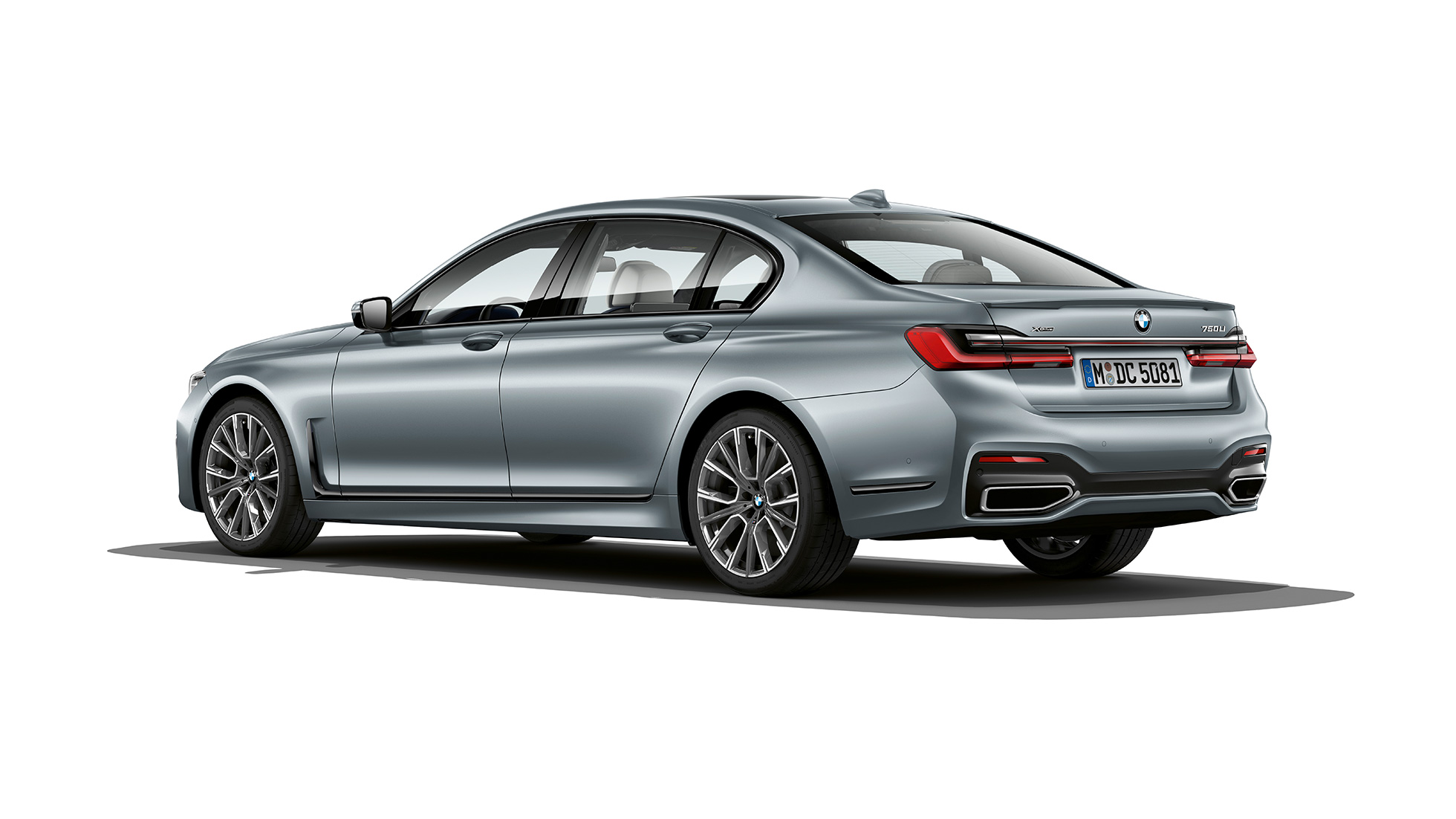 BMW Serije 7 Sedan M Sport paket, tročetvrtinski pogled otpozadi Sivi BMW Serije 7 Sedan M Sport paket u tročetvrtinskom pogledu otpozadi