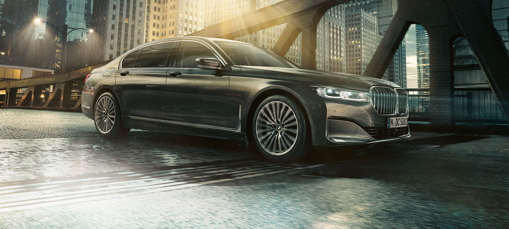 BMW Serije 7 Sedan pogled sa strane BMW Serije 7 Sedan u pogledu sa strane sa otvorenim vratima ispred osvetljenog hotela