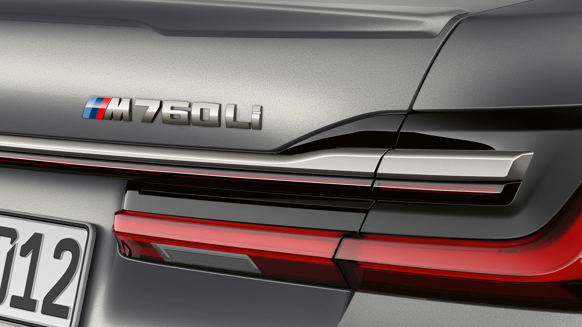 BMW Serije 7 Sedan: pogled izbliza na BMW M760Li amblem BMW Serije 7 Sedan: pogled izbliza na BMW M760Li amblem pozadi