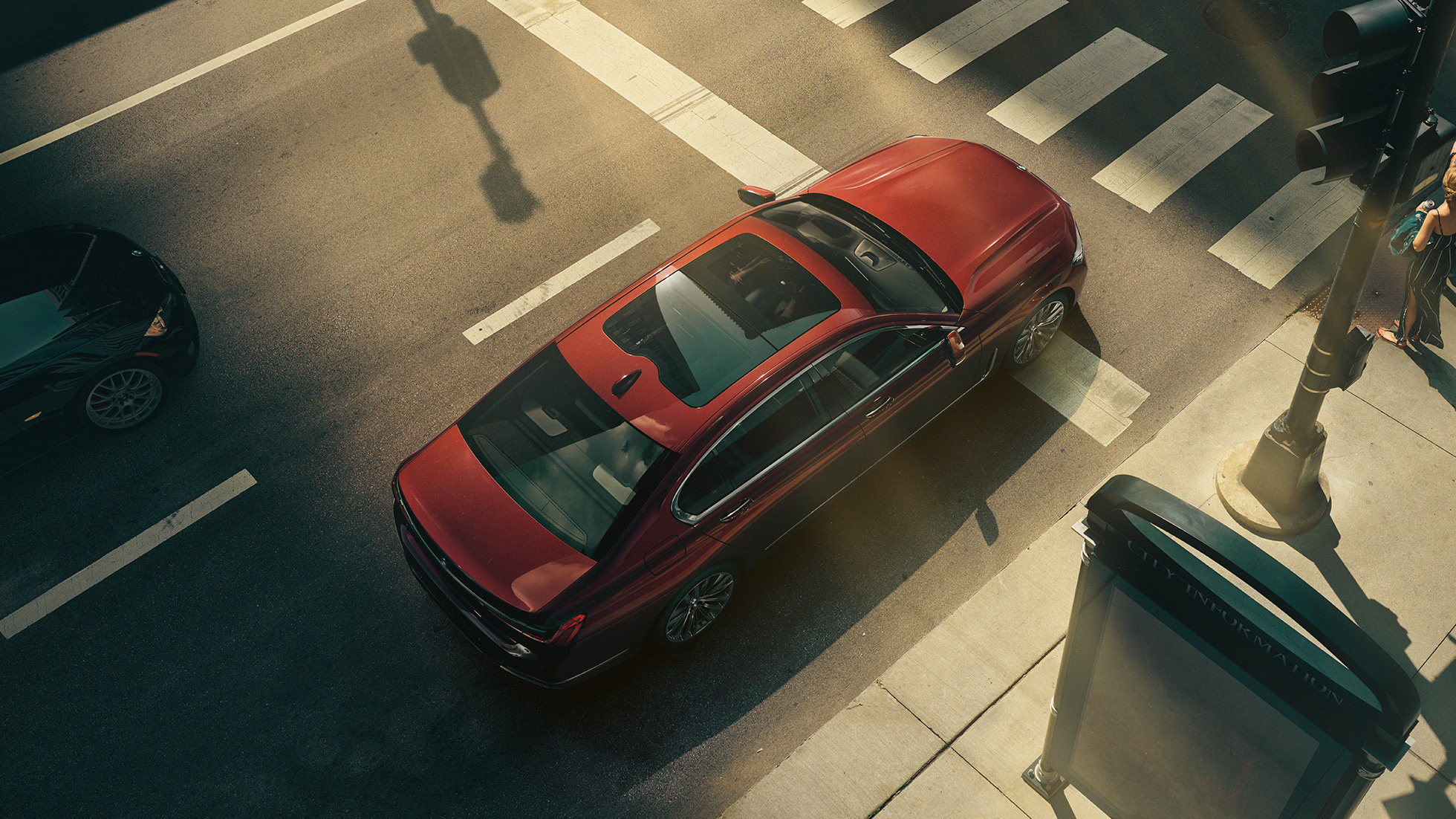 BMW Individual Serije 7 Sedan, ptičja perspektiva BMW Individual Serije 7 Sedan u crvenoj boji iz ptičje perspektive