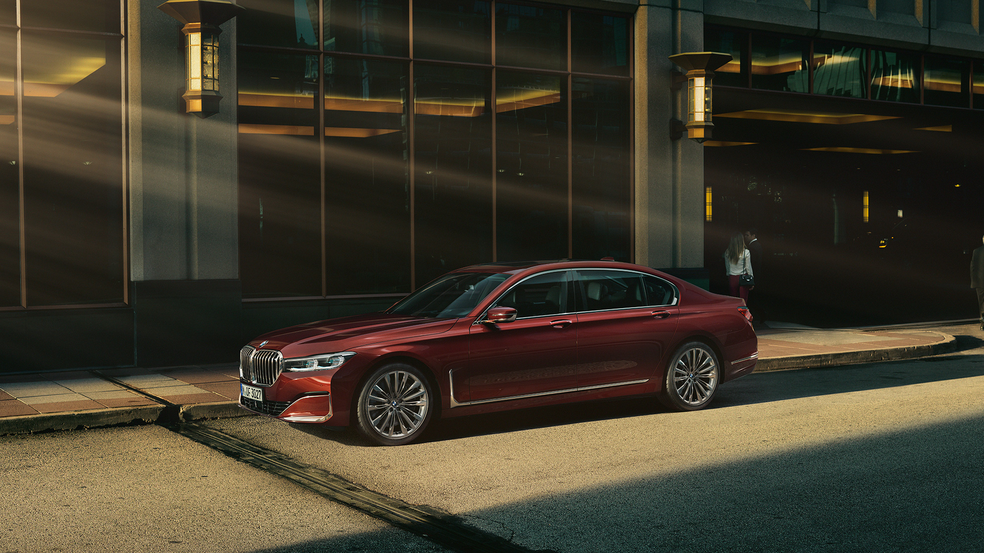 BMW Individual Serije 7 Sedan, bočni pogled BMW Individual Serije 7 Sedan u crvenoj boji i bočnom pogledu ispred urbanog okruženja