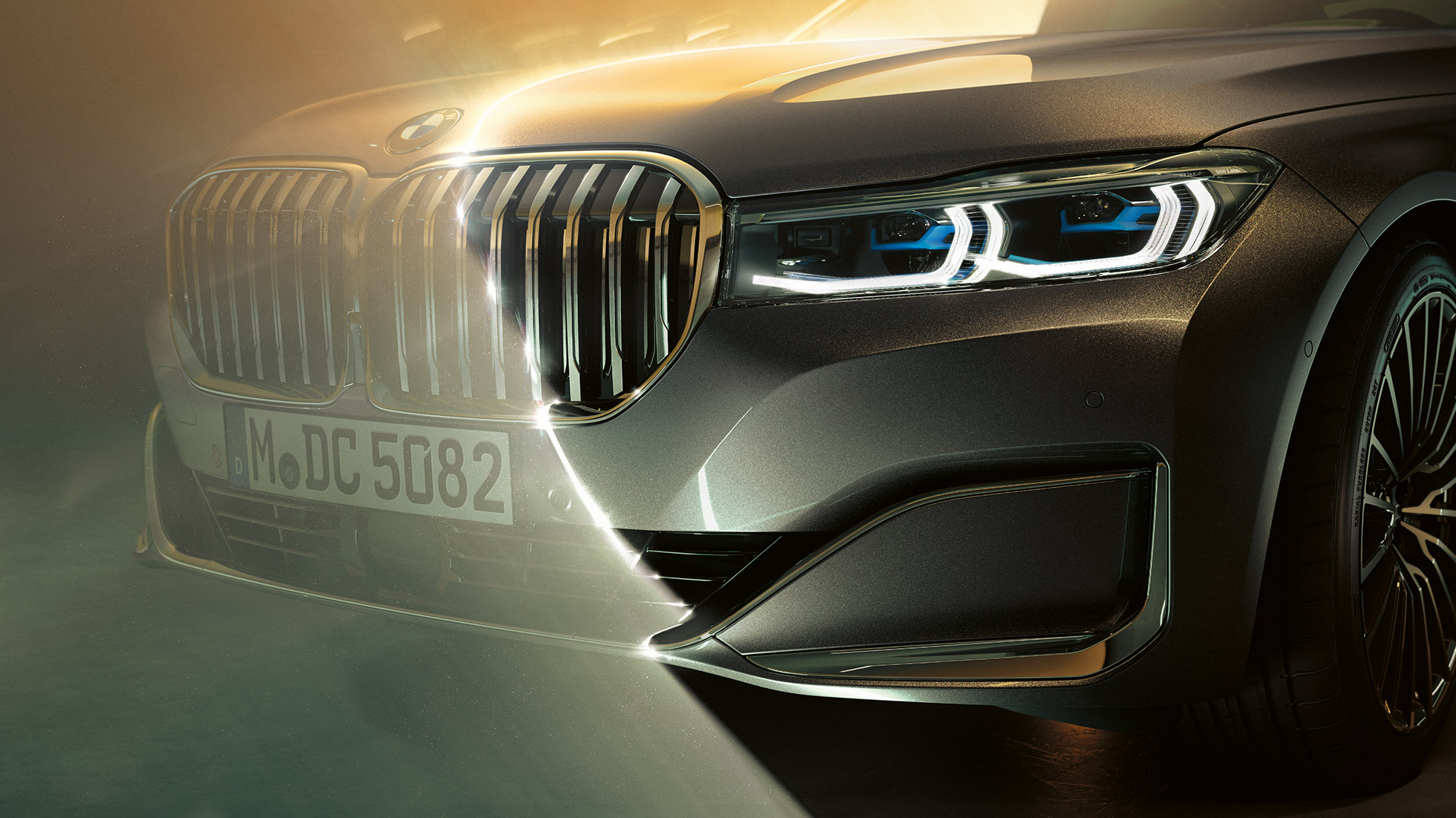 BMW Serije 7 Sedan prednja dvostruka rešetka i lasersko svetlo BMW Serije 7 Sedan: pogled spreda izbliza na veliku dvostruku rešetku i lasersko svetlo