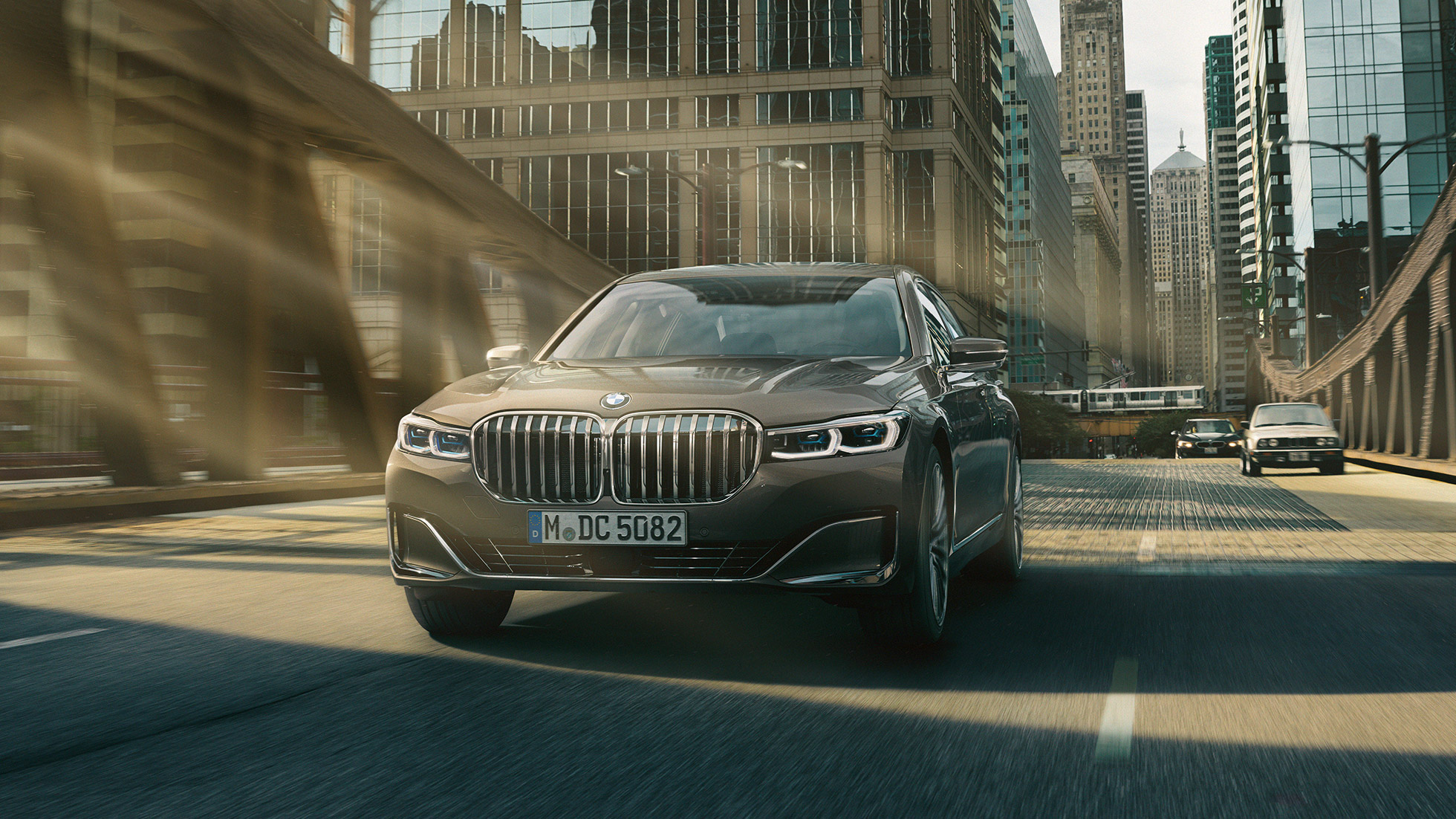 BMW Serije 7 Sedan sistemi asistencije u vožnji Sistemi asistencije u vožnji: BMW Serije 7 Sedan vozi u urbanom okruženju