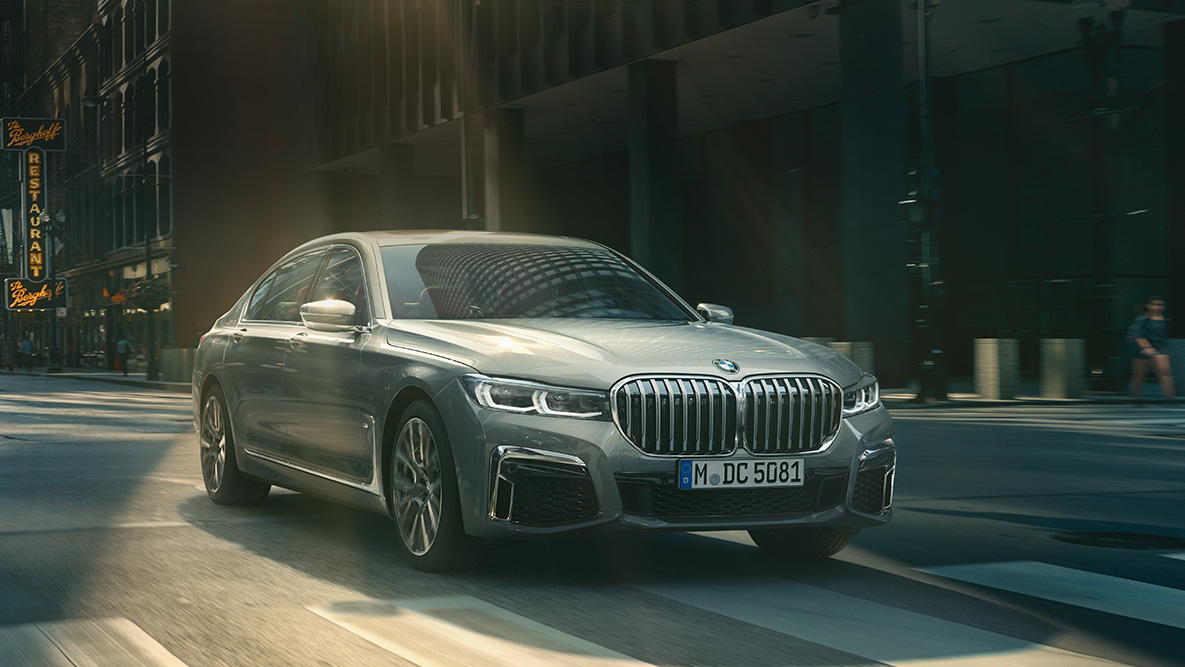 BMW Serije 7 Driving Assistant Professional Driving Assistant Professional: tročetvrtinski pogled spreda na BMW Serije 7 koji vozi u urbanom okruženju