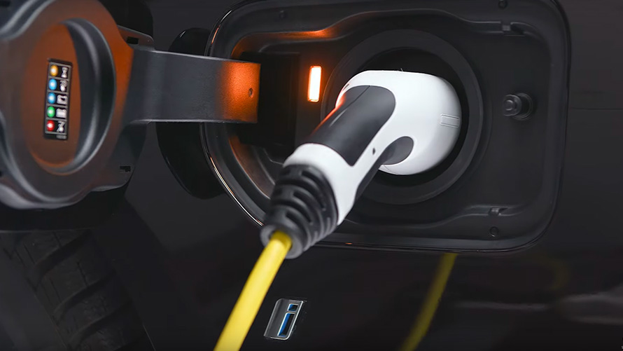 BMVWplug-in hibrid povezan kablom za punjenje BMW plug-in hibrid povezan sa kablom za punjenje izbliza