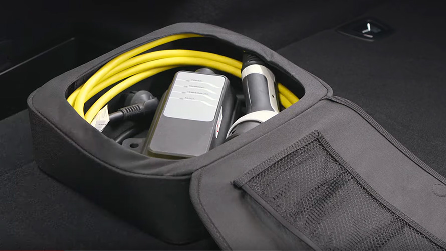 BMW plug-in hibrid, pomoćna oprema za punjenje u torbi BMW plug-in hibrid, pomoćna oprema za punjenje u torbi u krupnom planu