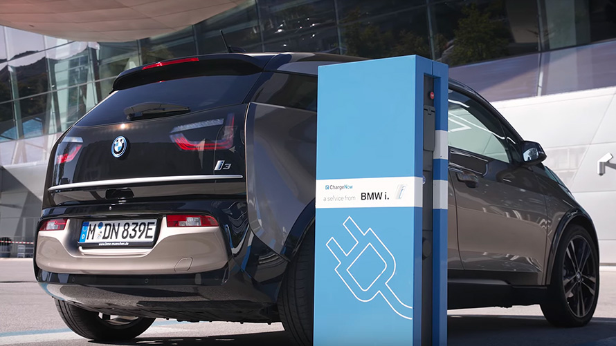 BMW i3 i01 ispred stanice za punjenje BMW i3 i01 prilikom javnog punjenja tročetvrtinski zadnje prikaz