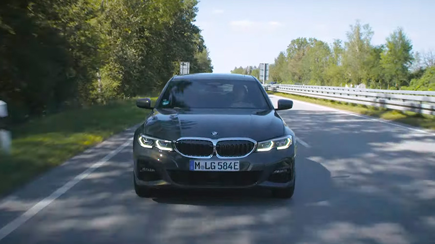 BMW plug-in hibrid vožnja na putu BMW plug-in hibrid prednji prikaz vozila tokom vožnje na putu