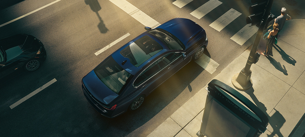 BMW Serija 7 Limuzina G11 G12 BMW Individual Aventurin crvena metalik boja, ptičja perspektiva BMW Serija 7 Limuzina G11 G12 BMW Individual Aventurin crvena metalik boja, ptičja perspektiva