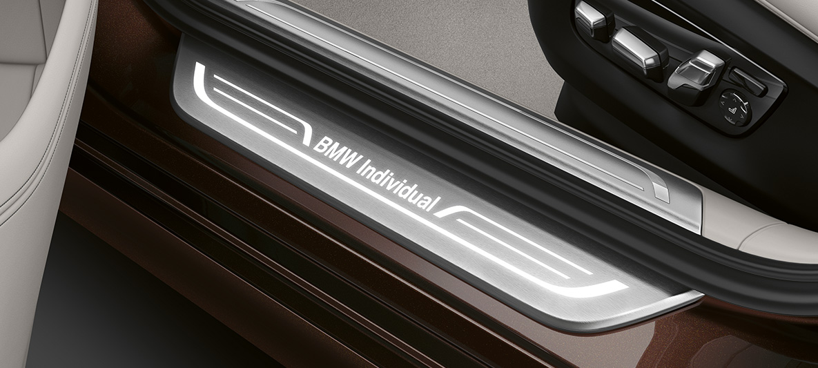 BMW Serija 7 Limuzina G11 G12 2019 BMW Individual ulazni prag BMW Serija 7 Limuzina G11 G12 2019 ulazni prag sa osvetljenim natpisom BMW Individual