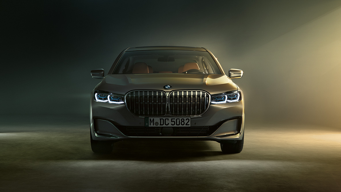 BMW Serija 7 Limuzina G11 G12 2019 prednji prikaz BMW Serija 7 Limuzina G11 G12 2019 Bernina siva sa efektom ćilibara, predni prikaz ispod zatamnjenog svetla