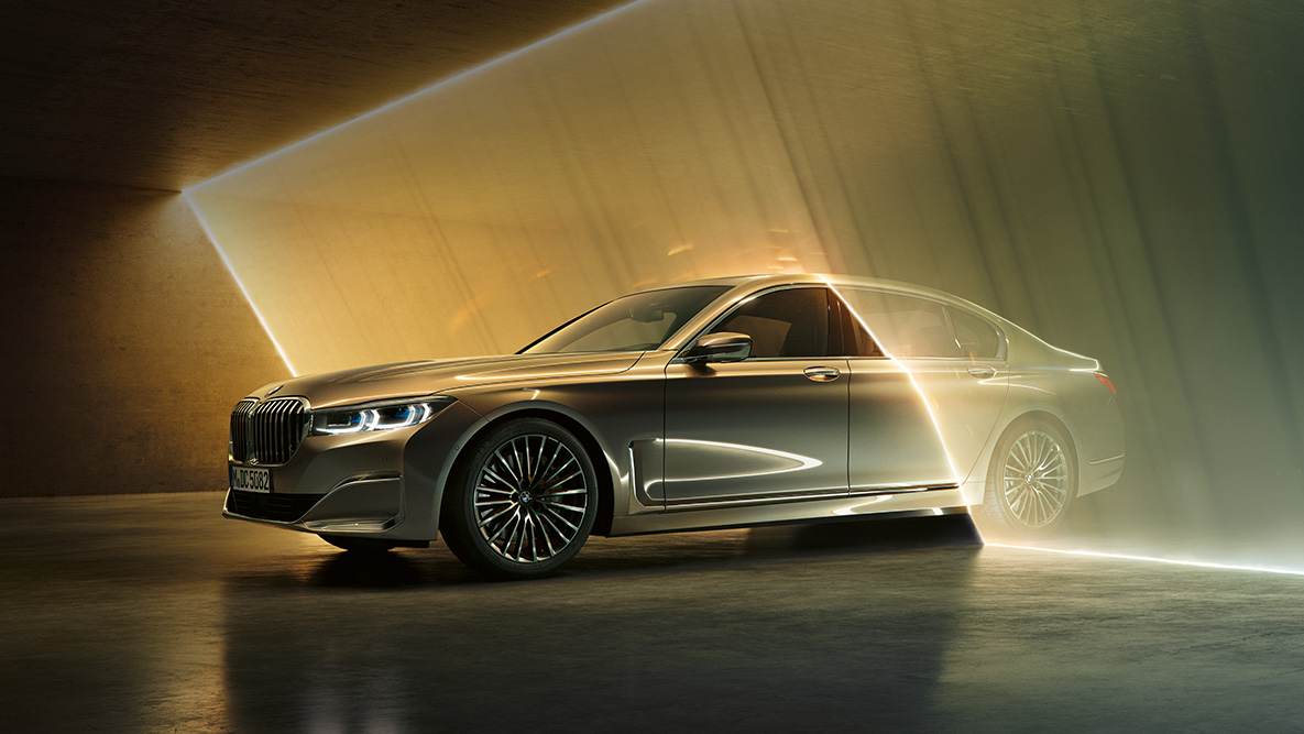 BMW Serija 7 Limuzina G11 G12 2019 prednji prikaz osvetljenog vozila BMW Serija 7 Limuzina G11 G12 2019 Bernina siva s efektom ćilibara, bliži prednji prikaz osvetljenog vozila