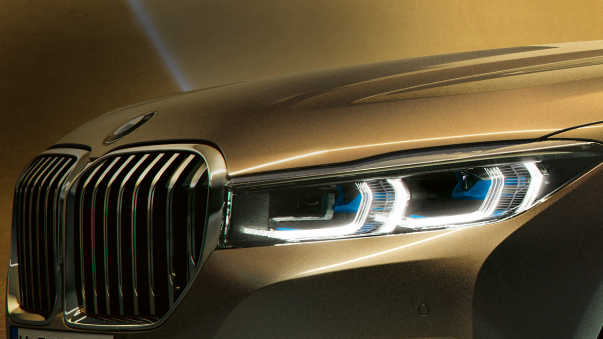 BMW Serija 7 Limuzina G11 G12 2019 laserska svetla BMW Serija 7 Limuzina G11 G12 2019 Bernina siva boja sa efektom ćilibara bliži prikaz laserskih svetala sa plavim-belim snopovima