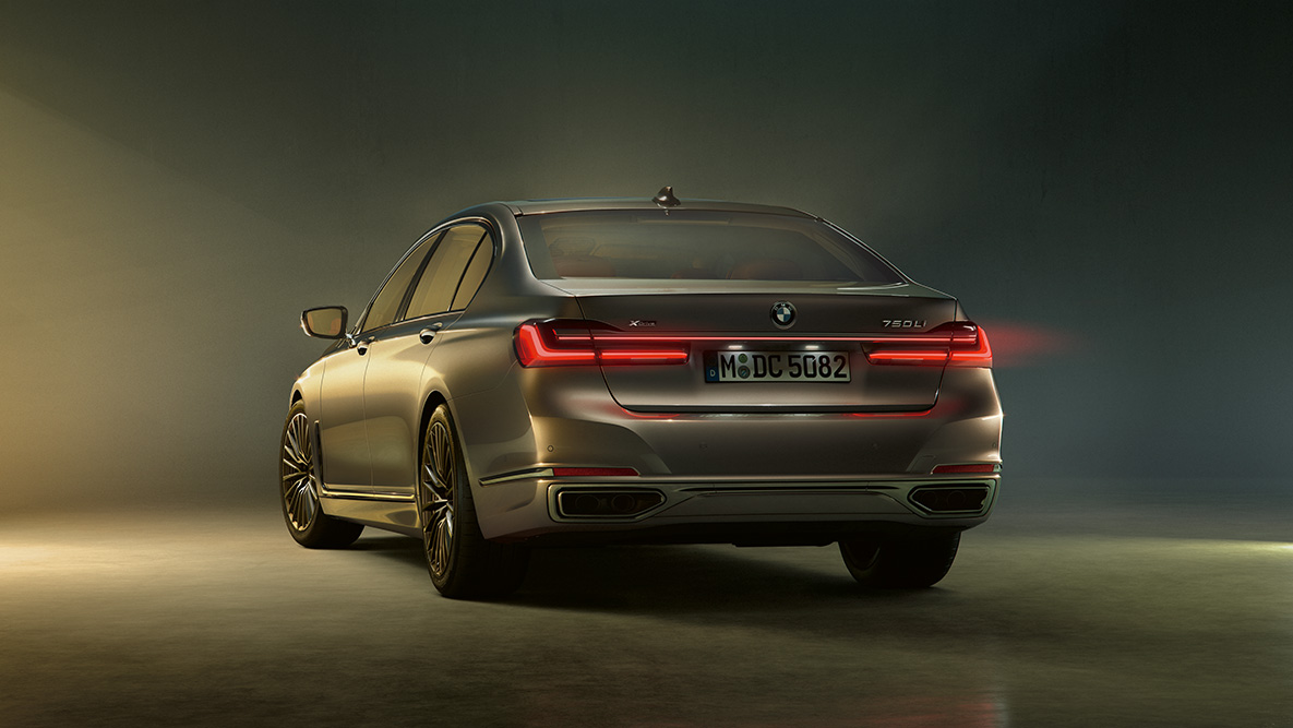 BMW Serija 7 Limuzina G11 G12 2019 zadnja svetla BMW Serija 7 Limuzina G11 G12 2019 Bernina siva sa efektom ćilibara, stražnji prikaz zadnjih svetala