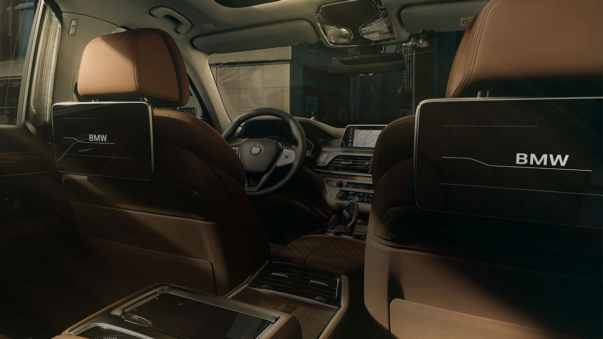 BMW Serija 7 Limuzina G11 G12 2019 Zabavne funkcije na zadnjim sedištima BMW Serija 7 Limuzina G11 G12 2019 stražnji prikaz zabavnih funkcija na zadnjim sedištima sa HD ekranima osetljivim na dodir