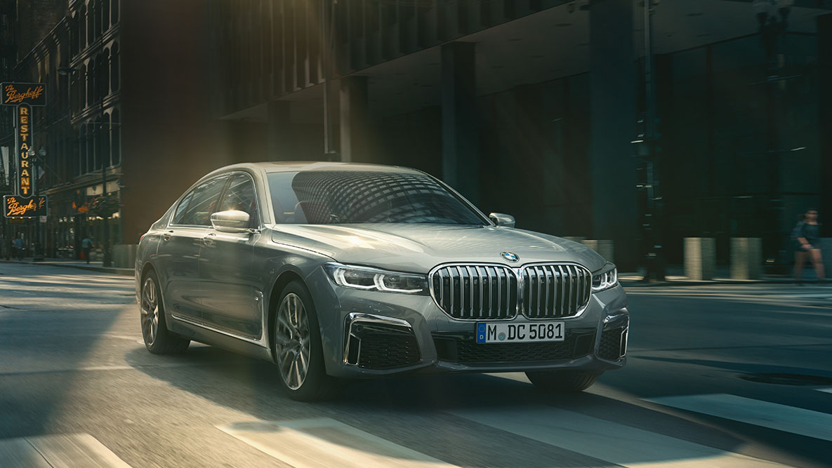 BMW 7 Series Sedan G11 G12 2019 Driving Assistant Professional BMW 7er Limousine G11 G12 2019 Dreiviertelfront fahrend vor urbaner Kulisse Driving Assistant Professional