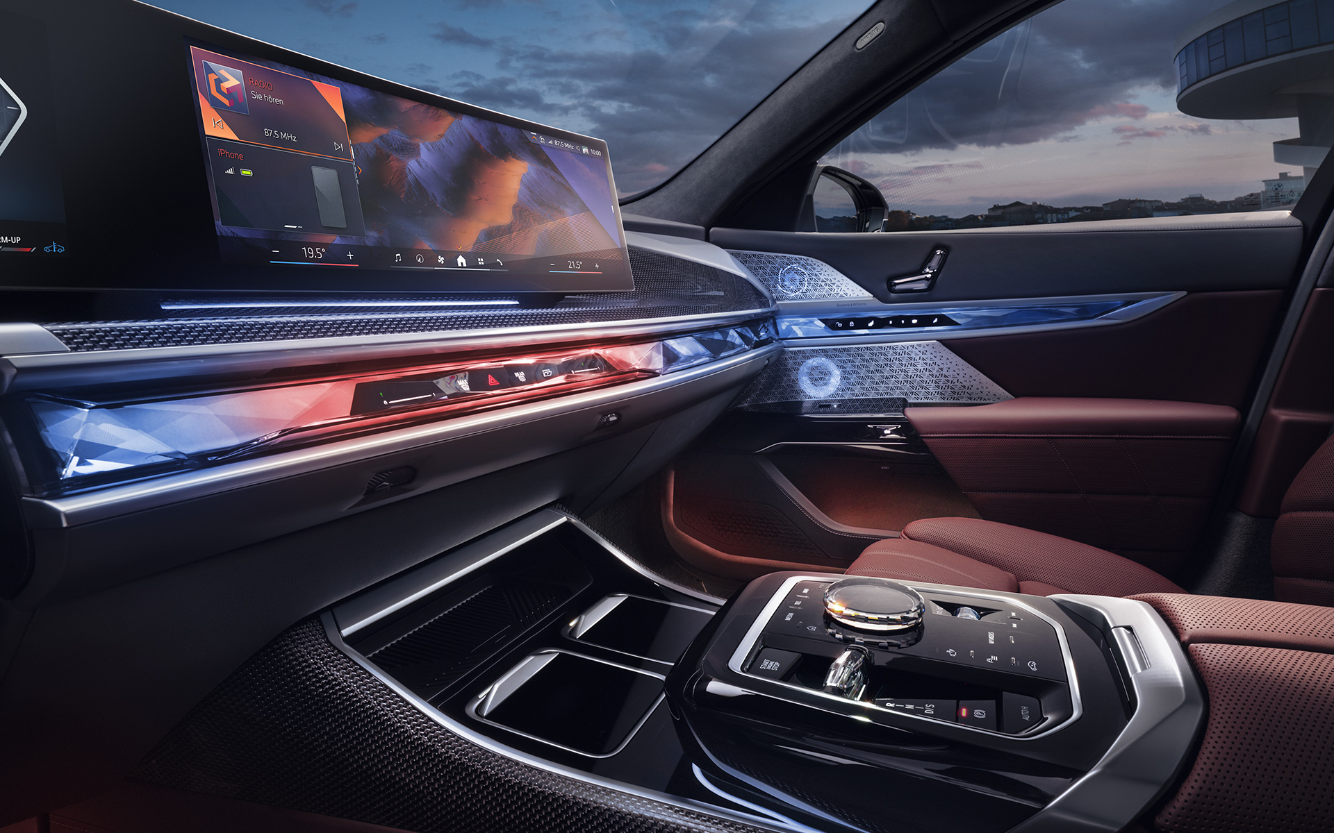 Prednji prikaz unutrašnjosti BMW Serije 7 Sedan G70 ICE 740i M sports paket BMW Serije 7 Sedan G70 ICE 740i M sports paket prikaz unutrašnjosti prednji prikaz unutrašnjosti stakleni elementi CraftedClarity i zakrivljeni ekran