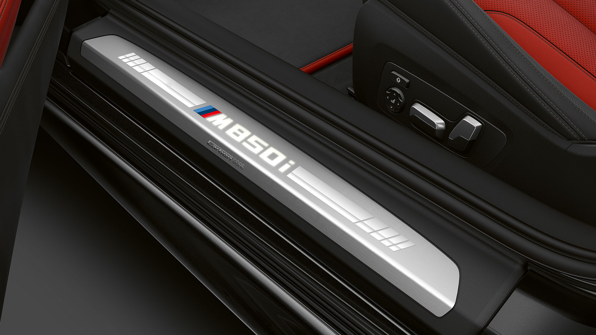 BMW M850i xDrive, Carbon Black metalizirani, prag na ulaznim vratima. BMW M850i xDrive, Carbon Black metalizirani, prag na ulaznim vratima.