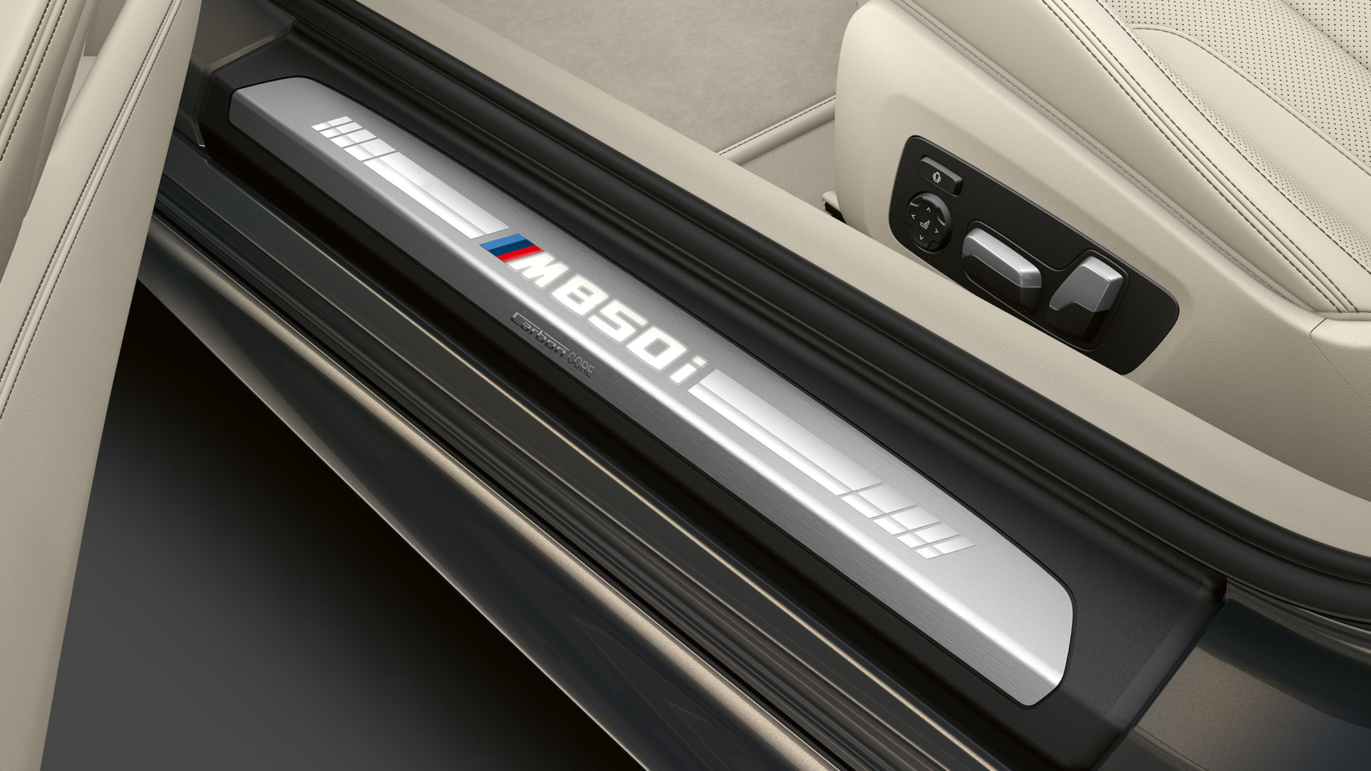 BMW M850i xDrive, Dravit Grey metalizirani, ulazni prag na vratima. BMW M850i xDrive, Dravit Grey metalizirani, ulazni prag na vratima.