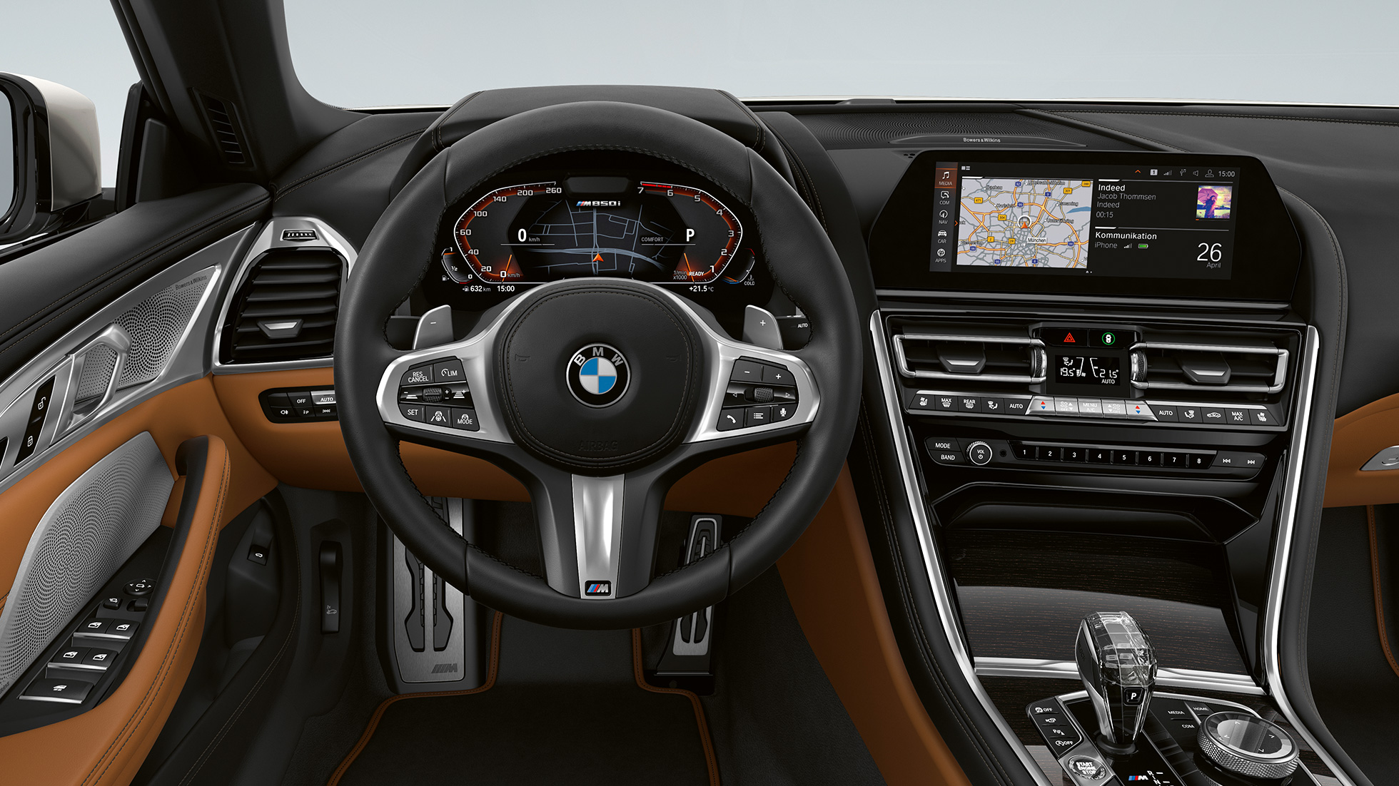 BMW M850i xDrive, Mineral White metalizirani, kabina sa M kožnim volanom. BMW M850i xDrive, Mineral White metalizirani, kabina sa M kožnim volanom.