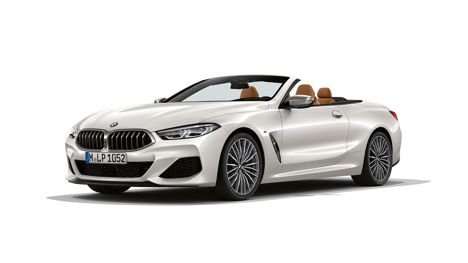 BMW M850i xDrive, Mineral White metalizirani, tročetvrtinski pogled spreda. BMW M850i xDrive, Mineral White metalizirani, tročetvrtinski pogled spreda.