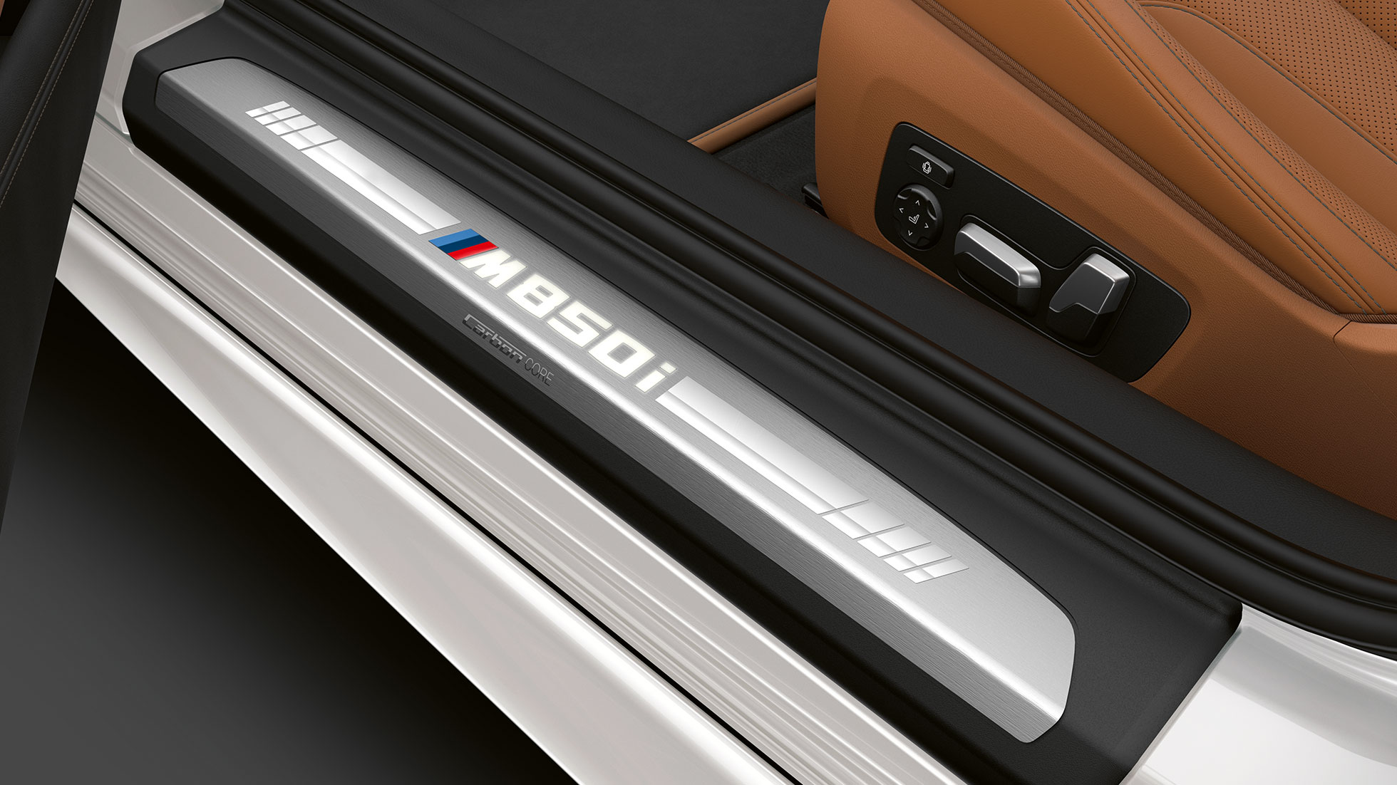 BMW M850i xDrive, Mineral White metalizirani, prag na ulaznim vratima. BMW M850i xDrive, Mineral White metalizirani, prag na ulaznim vratima.