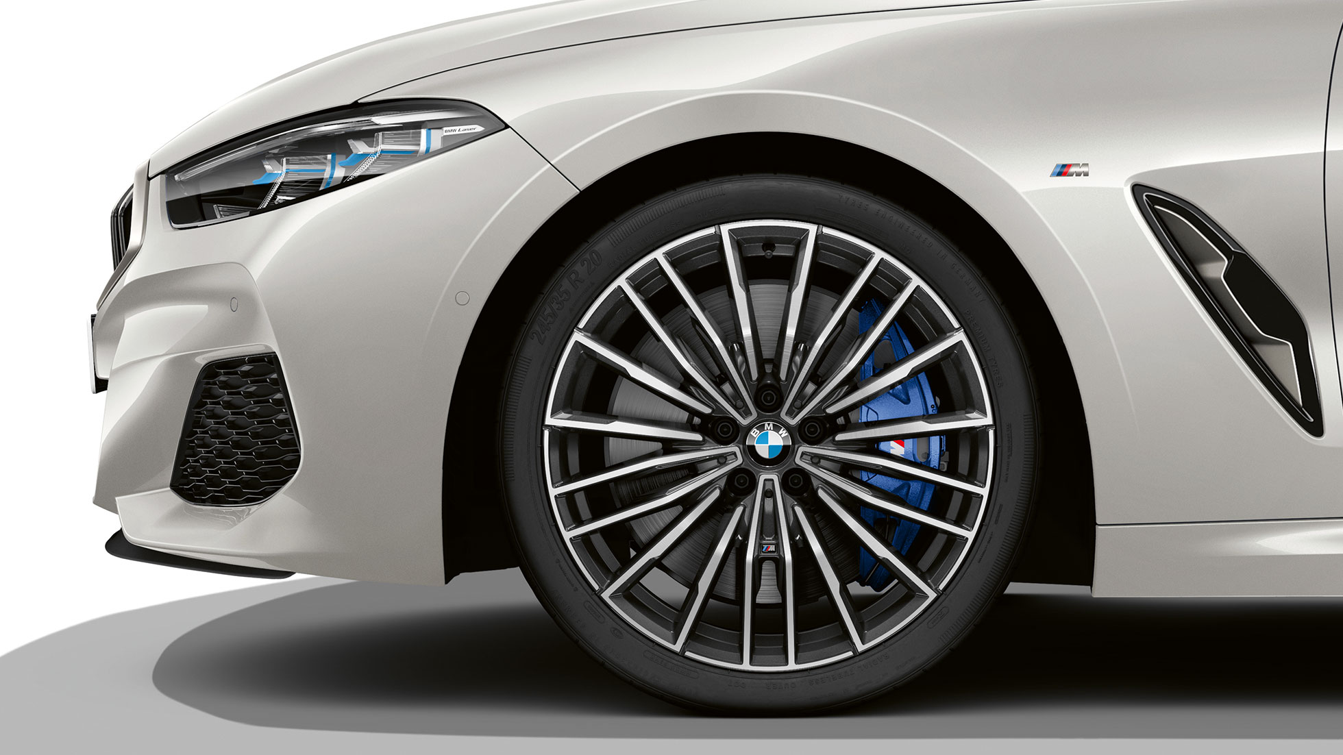 BMW M850i xDrive, Mineral White metalizirani, 20" aluminijumski točkovi multi-spoke 729 M. BMW M850i xDrive, Mineral White metalizirani, 20" aluminijumski točkovi multi-spoke 729 M.