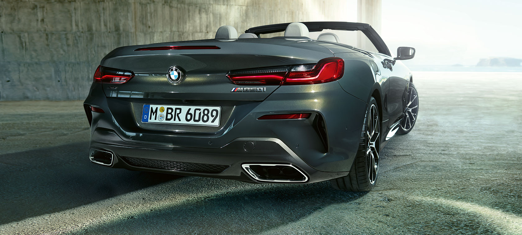 BMW M850i xDrive Dravit Grey metalizirani, tročetvrtinski pogled otpouadi. BMW M850i xDrive Dravit Grey metalizirani, tročetvrtinski pogled otpouadi.