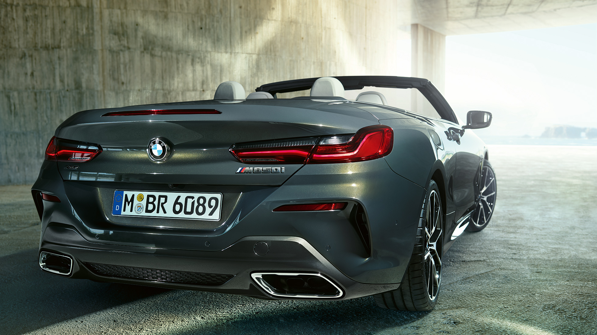 BMW M850i xDrive Dravit Grey metalizirani, tročetvrtinski pogled zdesna otpozadit. BMW M850i xDrive Dravit Grey metalizirani, tročetvrtinski pogled zdesna otpozadit.