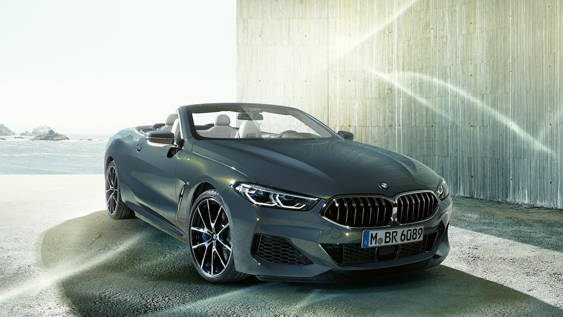 BMW M850i xDrive Dravit Grey metalizirani, tročetvrtinski pogled sleva spreda. BMW M850i xDrive Dravit Grey metalizirani, tročetvrtinski pogled sleva spreda.