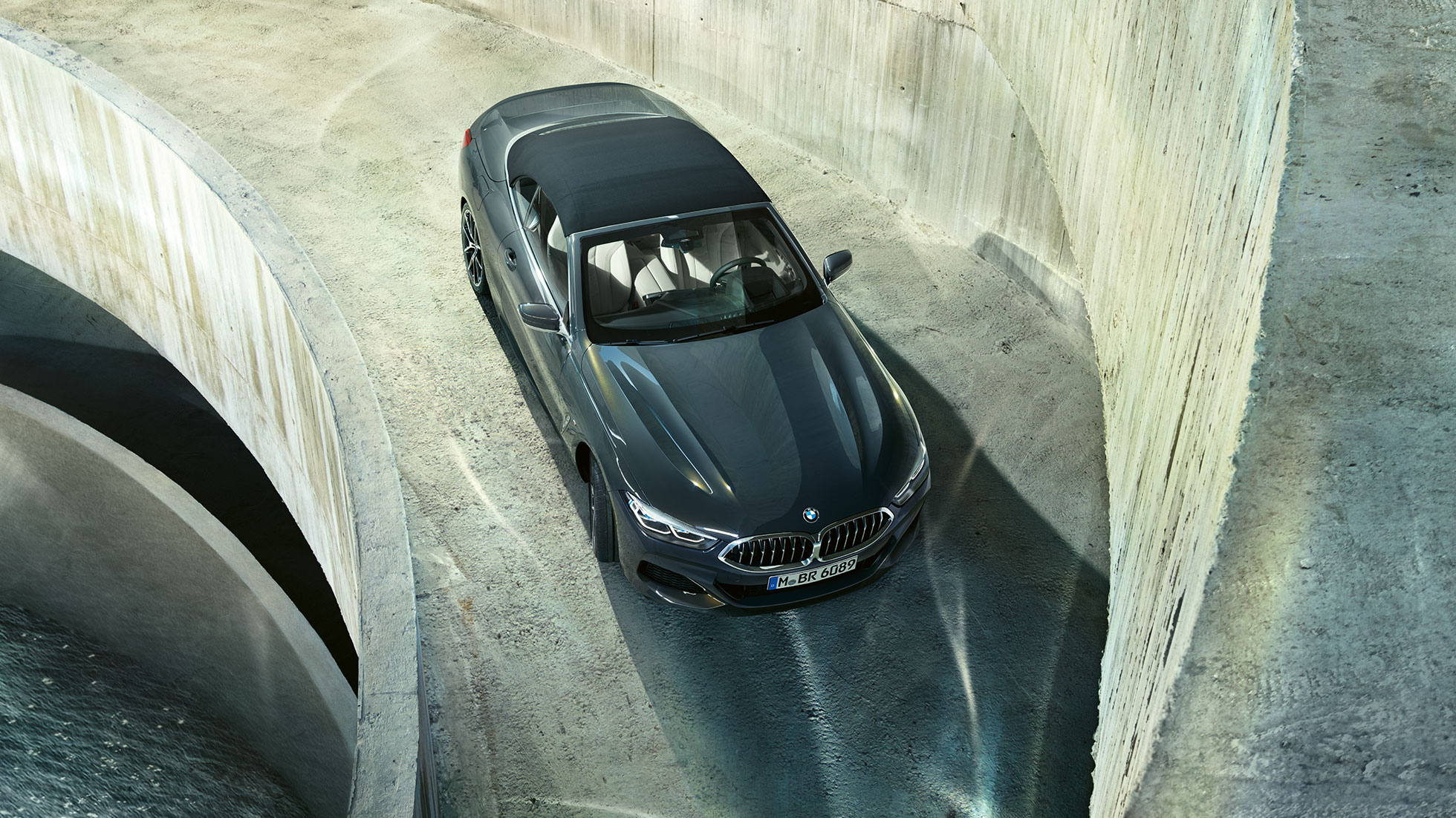BMW M850i xDrive Dravit Grey metalizirani sa mekim crnim krovom, iz ptičje perspektive. BMW M850i xDrive Dravit Grey metalizirani sa mekim crnim krovom, iz ptičje perspektive.