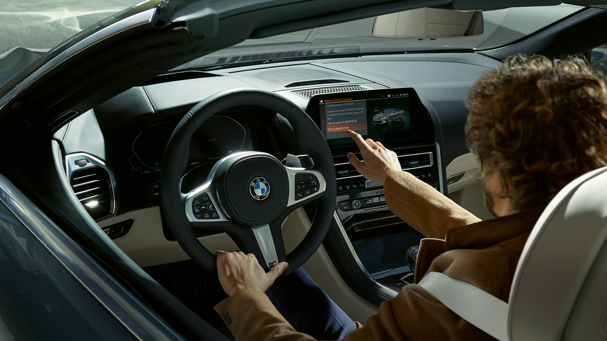 BMW M850i xDrive, vozač upravlja sistemom BMW Live Cockpit Professional kontrolom na dodir. BMW M850i xDrive, vozač upravlja sistemom BMW Live Cockpit Professional kontrolom na dodir.