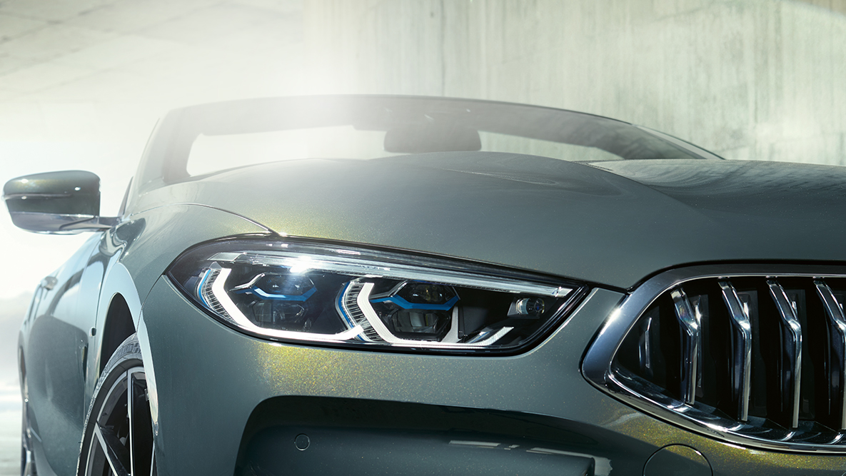 BMW M850i xDrive Dravit Grey metalizirani, prednja strana sa BMW laserskim svetlom levo. BMW M850i xDrive Dravit Grey metalizirani, prednja strana sa BMW laserskim svetlom levo.