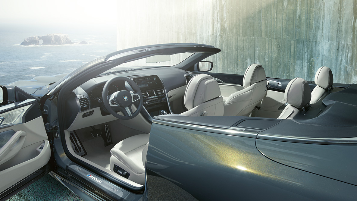 BMW M850i xDrive Dravit Grey metalizirani, enterijer, meki krov i vrata otvorena. BMW M850i xDrive Dravit Grey metalizirani, enterijer, meki krov i vrata otvorena.