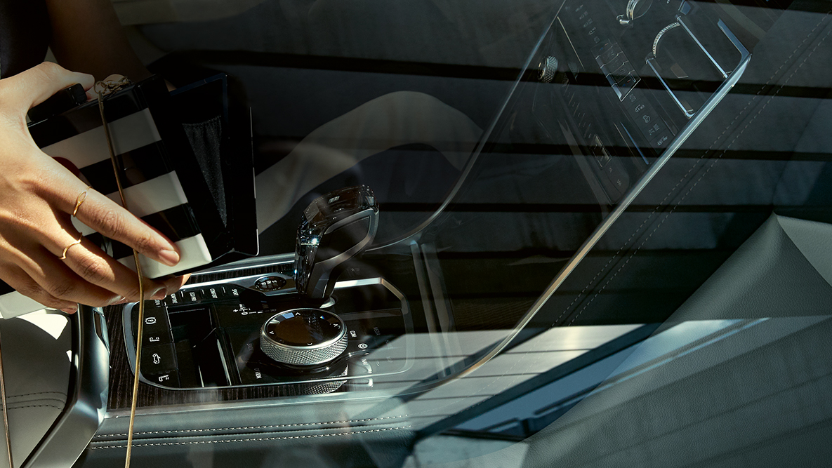 BMW M850i xDrive enterijer, ‘CraftedClarity’ staklena aplikacija, žena sa otvorenom ručnom tašnom. BMW M850i xDrive enterijer, ‘CraftedClarity’ staklena aplikacija, žena sa otvorenom ručnom tašnom.