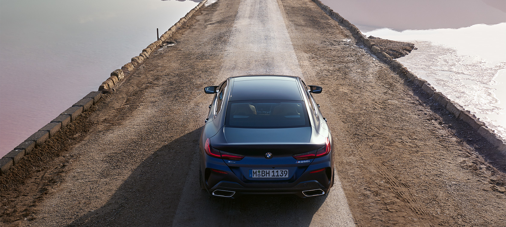 BMW M850i xDrive Gran Coupé G16 LCI Facelift 2022 BMW Individual Frozen Tanzanite plave metalik boje zadnji prikaz vozila iz ptičije perspektive
